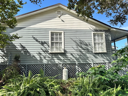 House Washing in Land O’ Lakes, FL: Protecting Your Home from Florida’s Humidity and Algae Growth